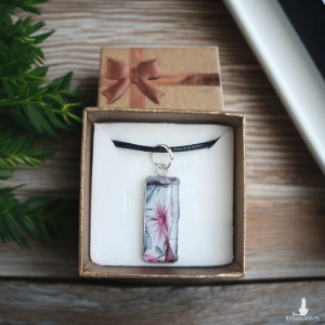 Naszyjnik z żywicy z motywem kwiatowym – rękodzieło