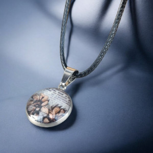 Wisiorek z żywicy na rzemyku – ręcznie robiony, z motywem kwiatów