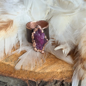 miedziany pierścionek z rubinem r.22