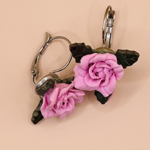 Urocze Różowe Róże – Ręcznie Formowane Kolczyki z Gliny Polimerowej