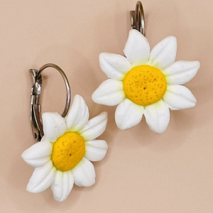 Ręcznie robione kolczyki stokrotki – urok natury z glinki polimerowej