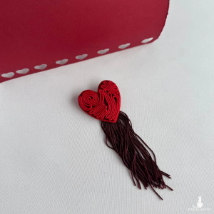 Broszka serce czerwone z chwostem