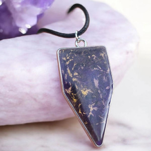 Naszyjnik z Żywicy ze Złotymi Akcentami – Ręcznie Wykonana