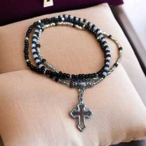 Ręcznie robiona bransoletka z koralików z zawieszką krzyża