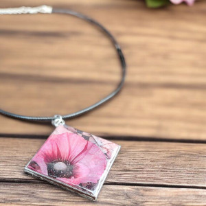 Naszyjnik z kwiatowym motywem zatapiany w żywicy