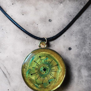 Naszyjnik z żywicy z motywem kompasu– ręcznie wykonany, unikatowy wzór