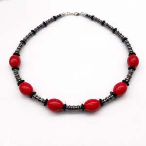 Naszyjnik Eleganckie korale z czerwonym akcentem