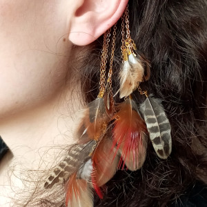 Nausznica zausznica z piór boho hippie pióra brązowe czerwone złote łańcuszki
