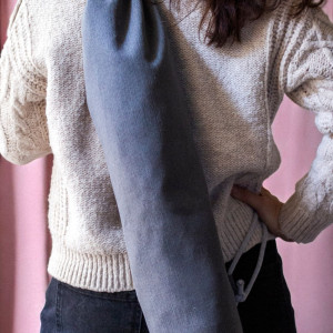 Szary pokrowiec na matę do jogi