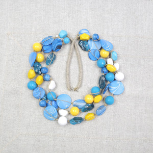 7024 Trzyrzędowy naszyjnik boho – błękit, żółć i biel na lnianym sznurku