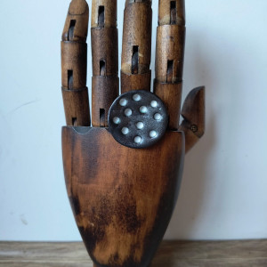 Pierścionek wklęsły w kropeczki