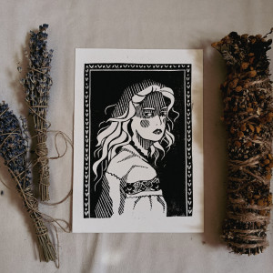 Linoryt „Kobieta z długimi falowanymi włosami” – ręcznie wykonana grafika