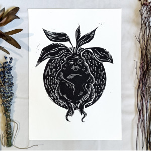 Linoryt „Mandragora w okręgu” – ręcznie wykonana grafika rośliny magicznej