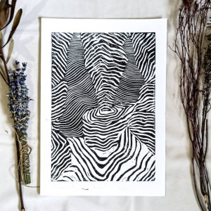 Linoryt abstrakcyjny – ręcznie wykonana grafika z falującymi liniami,
