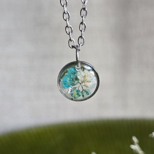 Srebrna zawieszka niebieskie kwiaty dziewczęca gipsówka