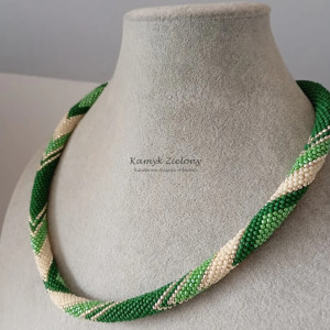 Naszyjnik koralikowy zielono-beżowy