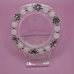 Delikatna bransoletka z bialych koralikow i kwiatowym motywem