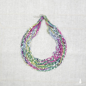 7025 Wielonitkowy naszyjnik z koralikami – szkło i bawełna (fuksja, zieleń, błękit)