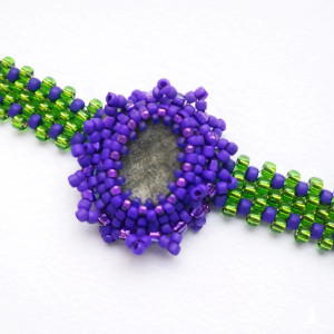 Bransoletka handmade z kaboszonem – AURORA NOCTIS | Koralikowa regulowana