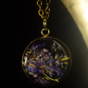 Wisior z fioletowymi kwiatami