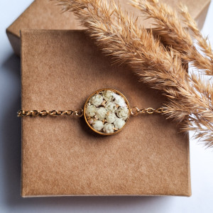 Bransoletka z żywicy z kwiatami białego ozothumnusa