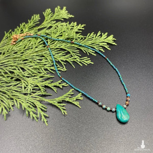 Krótki koralikowy naszyjnik z kroplą turkusu #1054