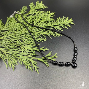 Krótki koralikowy naszyjnik czarno - srebrny #1056