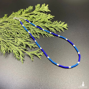 Krótki koralikowy naszyjnik biały niebieski granatowy #1064