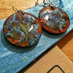 Duże kolczyki z żywicy z niezapominajkami | Stal nierdzewna | Biżuteria handmade | Idealne na prezent