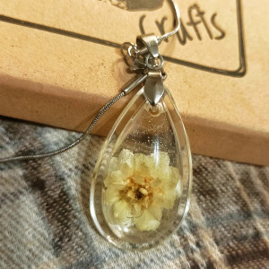 Naszyjnik z żywicy z prawdziwym kwiatem kocanki | Stal nierdzewna | Biżuteria handmade