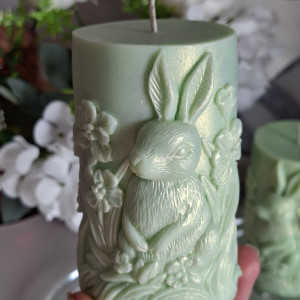 Wielkanocna świeca z uroczym zajączkiem