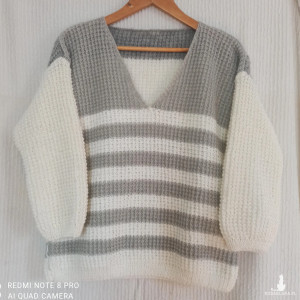 Wiosenny sweter oversize biały w szare paski