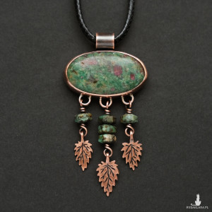 Wisior miedziany unikatowy naszyjnik z pokrzywą rubin w fuchsycie