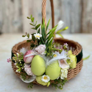 Koszyk na Wielkanoc, wiklinowy koszyczek z dekoracją