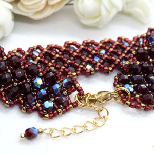 bordowa bransoletka typu caprice z mieniących się kryształków