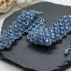 niebieska bransoletka typu caprice z mieniących się kryształków