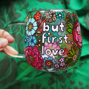 ręcznie malowany szklany kubek w kwiaty LOVE pink