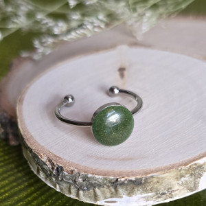 Duży pierścionek z zielonym oczkiem brokatowym żywica butelkowa zieleń