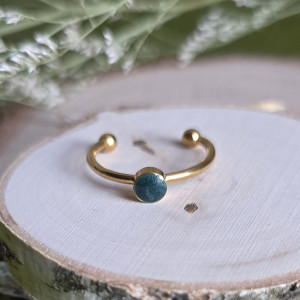 Złoty pierścionek regulowany zielony brokat minimalistyczny
