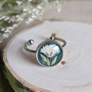 Duży pierścionek z zielonym oczkiem brokatowym żywica butelkowa zieleń gipsówka