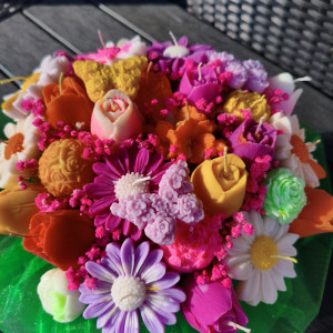 Box wiosennych kwiatów wykonanych z naturalnego wosku sojowych z aromatem