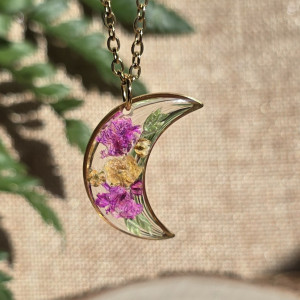 złota zawieszka złoty wisiorek naszyjnik żywica z żywicy kwiaty z kwiatami księżyc kwiaty żywica biżuteria gipsówka