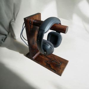Drewniany stojak na słuchawki
