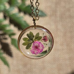 złota zawieszka złoty wisiorek naszyjnik żywica z żywicy kwiaty z kwiatami kwiaty żywica biżuteria gipsówka