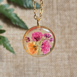 złota zawieszka złoty wisiorek naszyjnik żywica z żywicy kwiaty z kwiatami kwiaty żywica biżuteria gipsówka