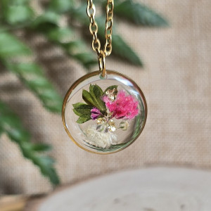 złota zawieszka złoty wisiorek naszyjnik żywica z żywicy kwiaty z kwiatami żywica biżuteria gipsówka