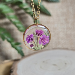 złota zawieszka złoty wisiorek naszyjnik żywica z żywicy kwiaty z kwiatami żywica biżuteria gipsówka