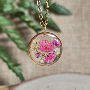 złota zawieszka złoty wisiorek naszyjnik żywica z żywicy kwiaty z kwiatami żywica biżuteria gipsówka