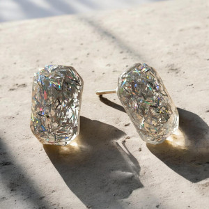 Kolczyki z żywicy – ręcznie robione, transparentne z efektem holo