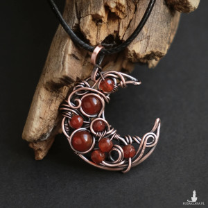 Wisiorek miedziany księżyc z karneolem wire wrapping
